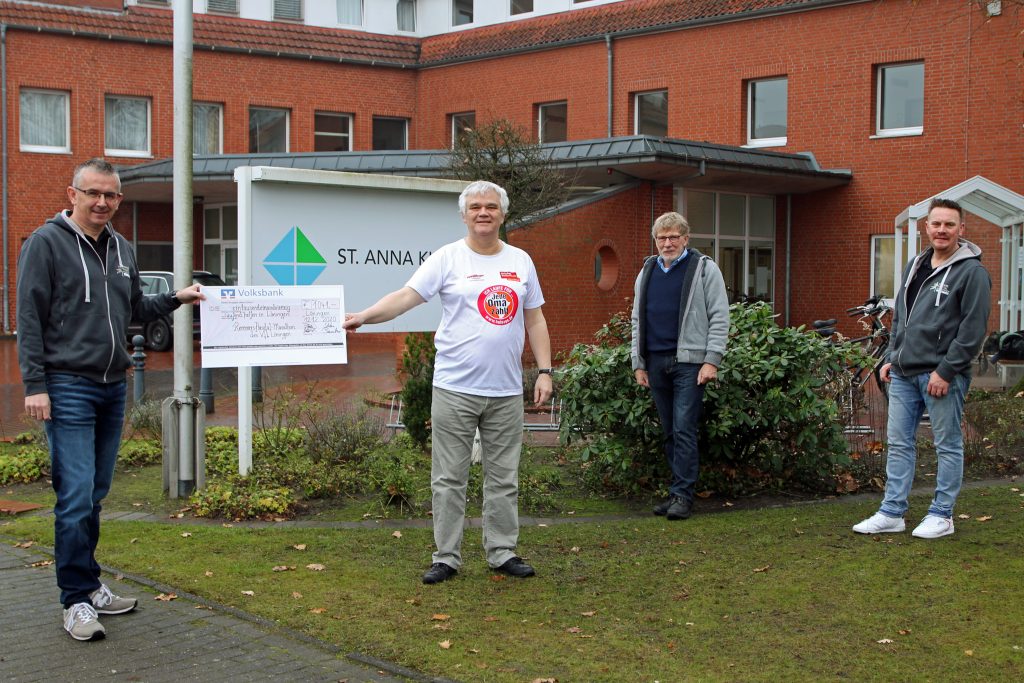zum Bild:: Der Remmers-Hasetal-Marathon des VfL Löningen konnte einen Charity-Scheck von über 1.000 Euro überreichen. Von links: Stefan Beumker (Organisationsteam Marathon), Dr. Jürgen Focke (HelpAge), Clemens Olberding (Förderverein Krankenhaus) und Jens Lüken (Organisationsteam Marathon). Foto: Remmers-Hasetal-Marathon.