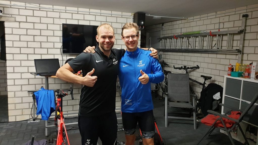 zum Bild: Daumen hoch für eine gelungene Aktion: Mirco Hüseman und Jens Jonker. Foto: privat.