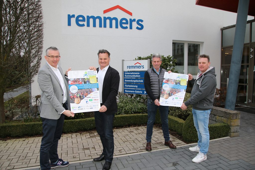 zum Bild:Das Löninger Unternehmen Remmers steht dem ´Sommerabend-Lauffest´ erneut als verlässlicher Partner und Namensgeber zur Seite. Von links: Stefan Beumker (Orga-Team Remmers-Hasetal-Marathon des VfL Löningen), Alexander Böhler (Vorstand Remmers Gruppe AG) sowie Armin Beyer und Jens Lüken (Orga-Team). Foto: Christian Behrens.