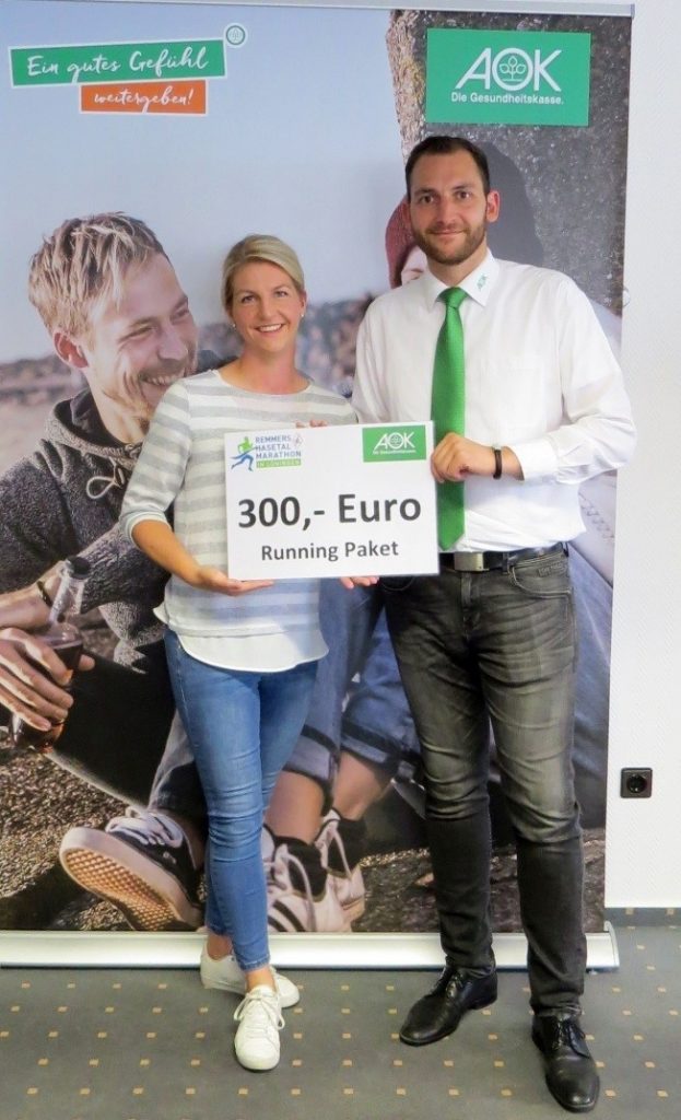 zum Bild: Miriam Budke freute sich über den Hauptpreis, den Sie von Axel Kropp von der AOK Cloppenburg erhielt. Foto: AOK.