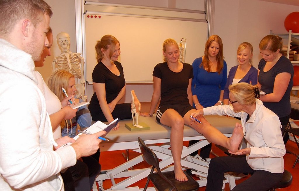 zum Bild: Praktischer Unterricht in der Physiotherapieschule: Der eigene Körper dient als Anschauungsobjekt. Foto: Christliches Krankenhaus Quakenbrück.