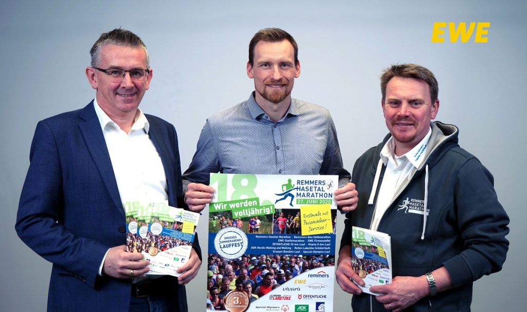 zum Bild: Gemeinsam mit Carsten Niederberger (Bildmitte), Projektleiter Sponsoring bei der EWE AG, freuen sich zwei der Organisatoren des VfL Löningen (Jens Lüken - rechts im Bild - und Stefan Beumker) auf die EWE-Staffelläufe. Foto: EWE AG.