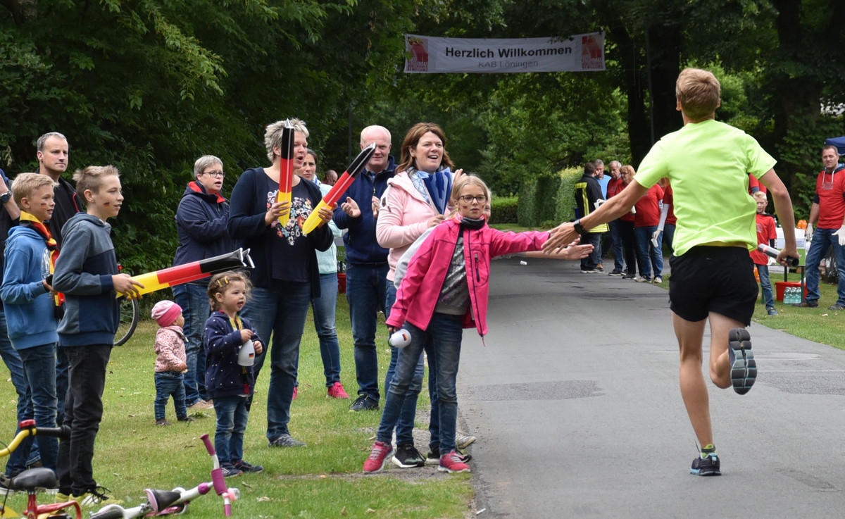 zum Bild: Wie hier beim Motivationsstand der KAB Löningen in Löningen-Ehren hoffen die VfL-Marathon-Organisatoren auch für den nächsten Lauf am 22.06.2019 auf Hilfe und beste Stimmung beim Stand ´Schelmkapper Brücke´. Foto: Matthias Garwels.
