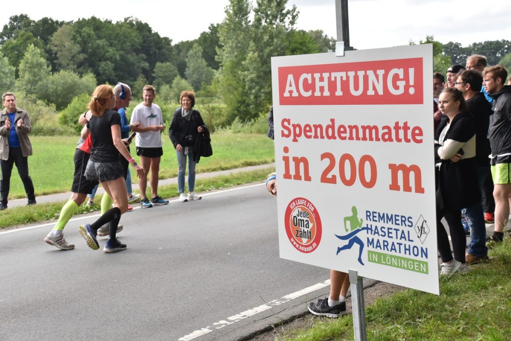 zum Bild: Mit großen Schildern weisen wir auf die beiden Spendenmatten hin, die ebenfalls deutlich gekennzeichnet sind. Foto: Matthias Garwels.