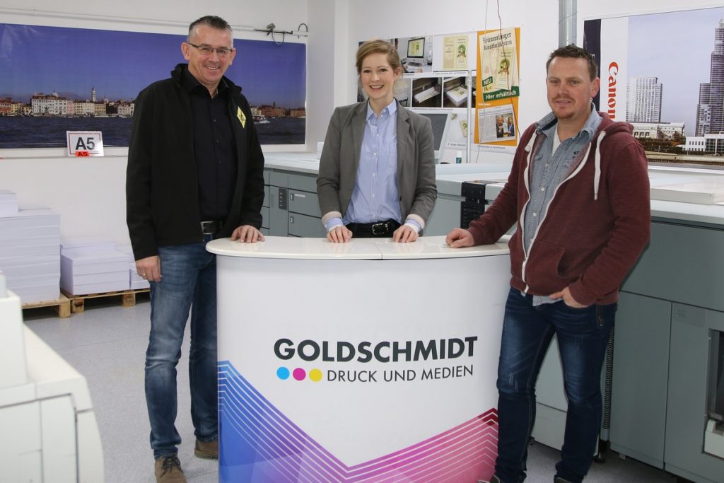 zum Bild: Gemeinsam mit Stefan Beumker (links im Bild) und Jens Lüken freut sich Vera Goldschmidt über das Logo-Update. Foto: VfL Löningen.