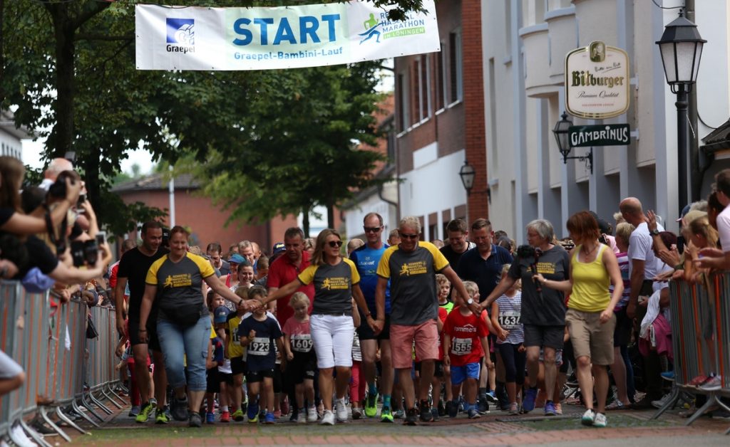 zum Bild: Erstmals wurde der Graepel-Bambini-Lauf im Rahmen des Remmers-Hasetal-Marathons beim VfL Löningen durchgeführt. Foto: larasch.de