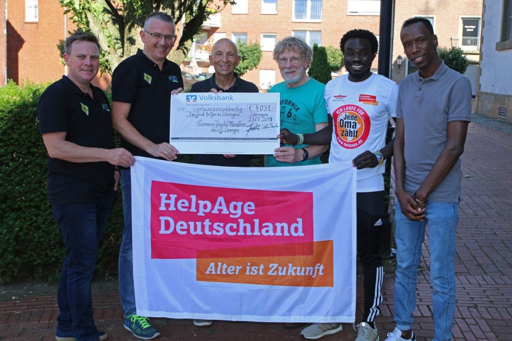 zum Bild: Die stolze Charity-Summe von 4.031,-- Euro konnte der Remmers-Hasetal-Marathon des VfL Löningen jetzt an HelpAge und den Löninger Krankenhaus-Förderverein übergeben. Von links: Jens Lüken und Stefan Beumker (Marathon-Organisationsteam), Mathias Hornung (HelpAge), Clemens Olberding (Förderverein Krankenhaus), Abdelmajeed Abdalla (HelpAge und diesjähriger Halbmarathon-Gewinner) sowie Salman Digel (HelpAge). Foto: Claudia Beumker-Rüdel.