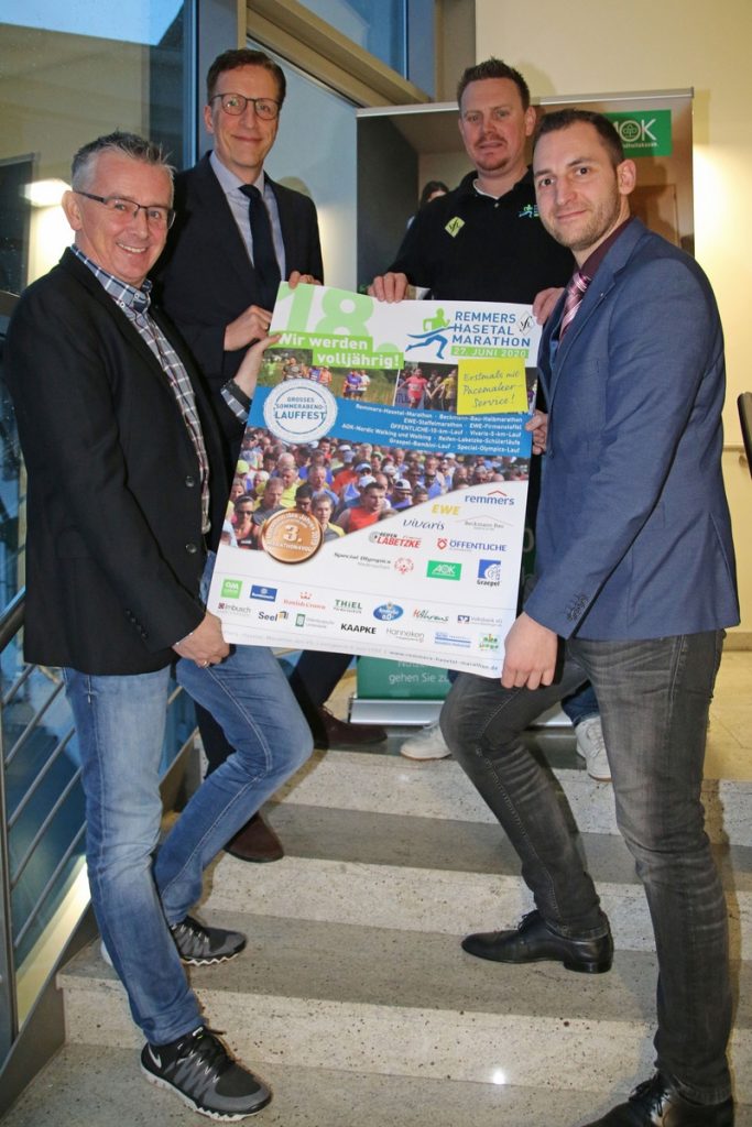 zum Bild: Glückliche Gesichter: Die Premiere 2019 des Wettbewerbs ´AOK-Nordic Walking und Walking´ war ein voller Erfolg. Auf die Neuauflage am Samstag, dem 27.06.2020, freuen sich (von links) Stefan Beumker (Orga-Team Marathon), Martin Osterloh (AOK), Jens Lüken (Orga-Team Marathon) und Axel Kropp (AOK). Foto: Remmers-Hasetal-Marathon des VfL Löningen.