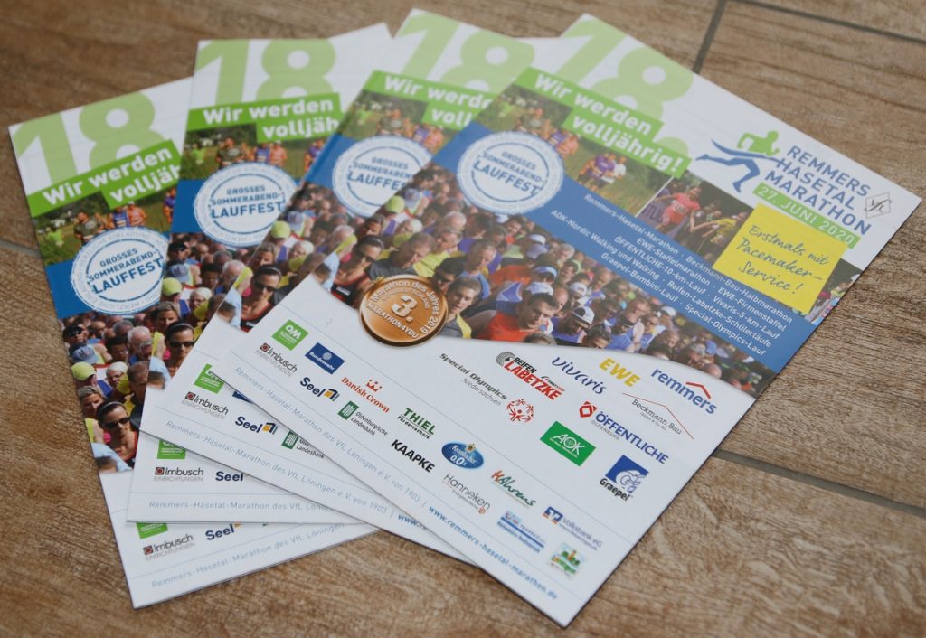 zum Bild: Die neuen Anmeldeflyer für den Remmers-Hasetal-Marathon 2020 sind gedruckt.