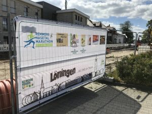 zum Bild: Mit dieser Bauzaun-Werbeplane wird ab sofort für das Löninger "Sommerabend-Lauffest" geworben. Foto: Remmers-Hasetal-Marathon des VfL Löningen.