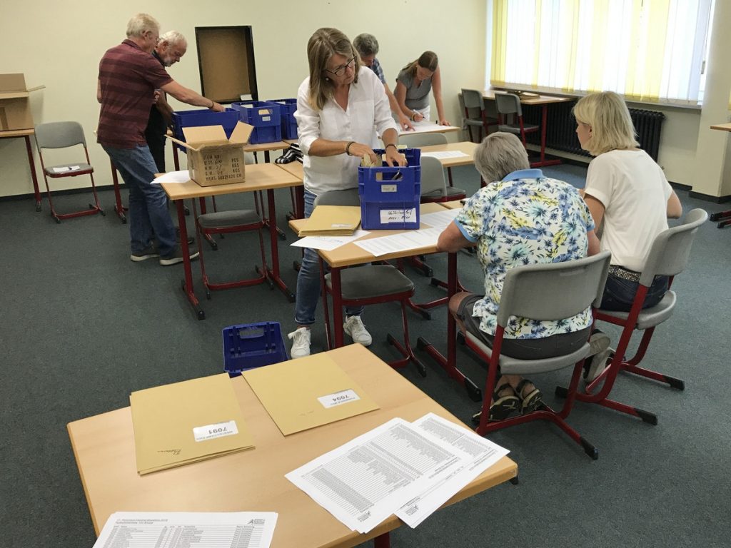 zum Bild: Die Startunterlagen wurden heute gesichtet und werden Morgen an die Schulen und Kindergärten verteilt. Foto: Remmers-Hasetal-Marathon des VfL Löningen.