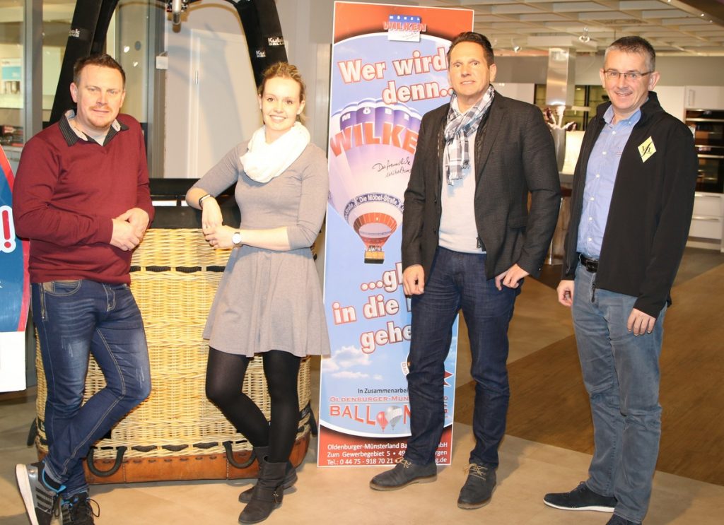 zum Bild: Möbel Wilken-Firmenchef Michael Wilken (zweiter von rechts) freut sich gemeinsam mit Mitarbeiterin Lisa Berentzen (Marketing) sowie Jens Lüken (links im Bild) und Stefan Beumker vom Orga-Team des VfL Löningen auf die neue Partnerschaft beim ´Möbel-Wilken-Halbmarathon´. Foto: VfL Löningen.