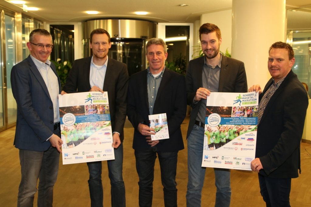 zum Bild: Gemeinsam mit Nils Brönstrup (2. v. r.) und Carsten Niederberger (2. v. l.), beide aus dem Bereich Sponsoring und Events der EWE AG, freuen sich die Organisatoren des VfL Löningen über die geschlossene Sponsoringvereinbarung. Foto: VfL Löningen.