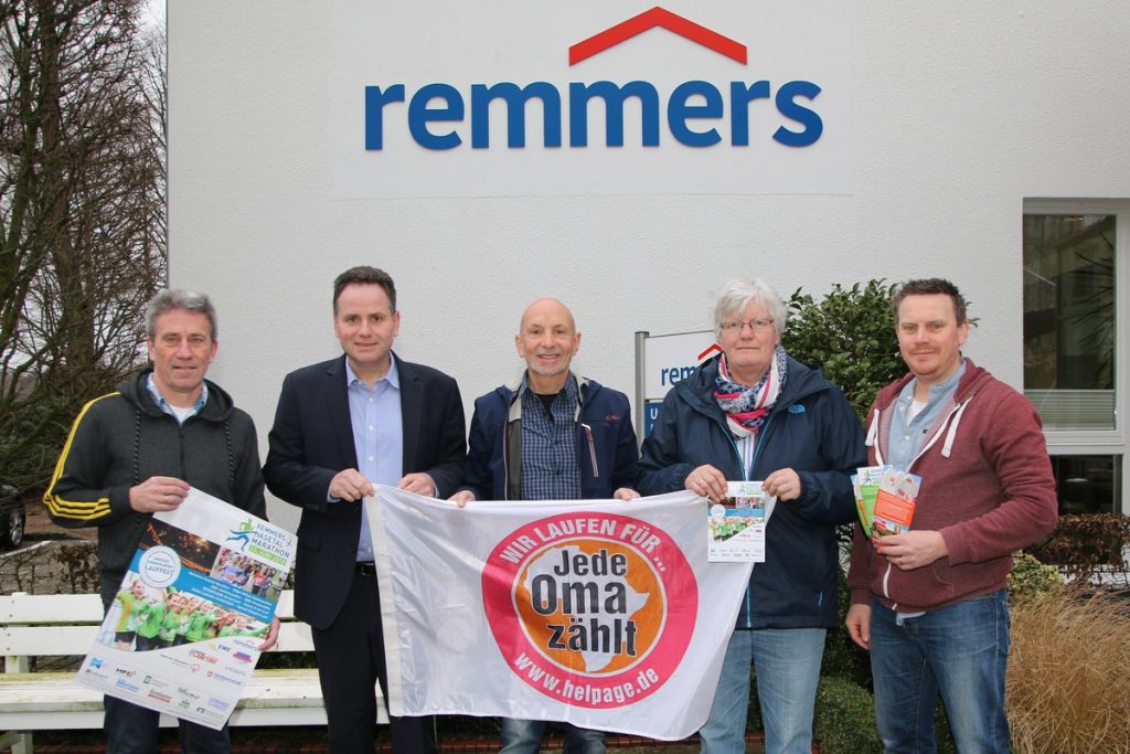 zum Bild: V.l.n.r.: Armin Beyer (VfL Löningen), Klaus Boog (Vorstand der Remmers Gruppe AG), Mathias Hornung (HelpAge), Marlies Hukelmann und Jens Lüken (VfL Löningen) zeigten sich zufrieden über die neue Charity-Partnerschaft. Krankheitsbedingt fehlte Stefan Beumker (VfL Löningen). Foto: Christian Behrens (VfL Löningen).