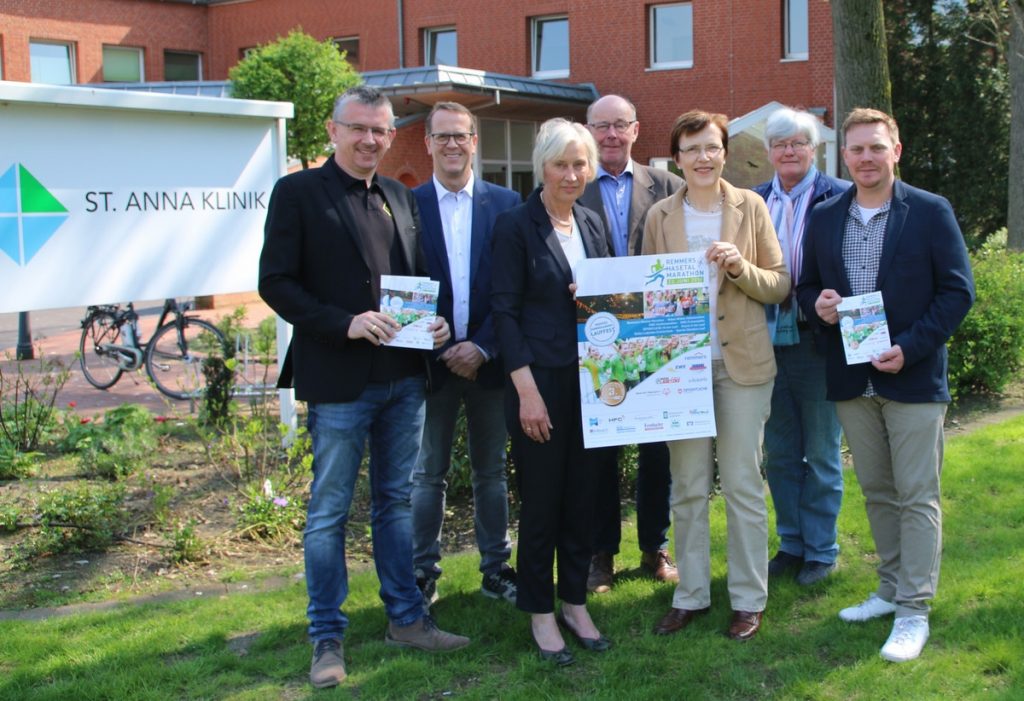 zum Bild: Gemeinsam freuen sich Vertreter des Krankenhaus-Fördervereins und des Marathon-Organisationsteams auf das neue Charity-Projekt "Laufend helfen in Löningen. Von links: Stefan Beumker, Peter Imbusch, Rita Schrage, Hans Götting, Dr. Angelika Hemmen-Funk, Marlies Hukelmann und Jens Lüken. Foto: VfL Löningen.