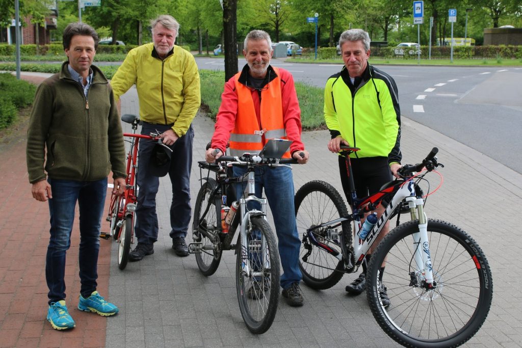 zum Bild: Unter der Leitung von Friedhelm Henze aus Wilhelmshaven (orange Weste, zweiter von rechts) wurden die Strecken über 5- und 10-km beim Remmers-Hasetal-Marathon des VfL Löningen neu vermessen. Foto: VfL Löningen.