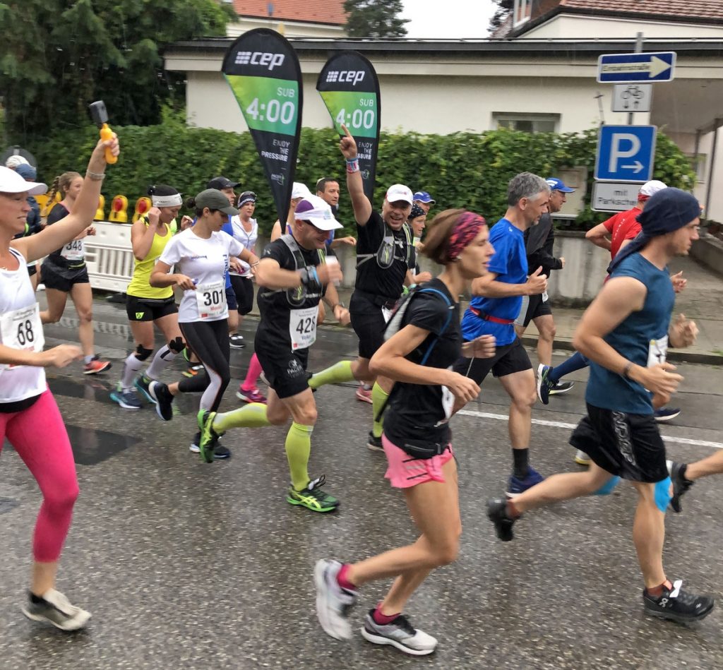 zum Bild: Die Zielzeitfahnen der Pacer (oder auch Tempomacher) sind ein wichtiges Erkennungszeichen für die Athleten. Foto: CEP-Pacerteam.