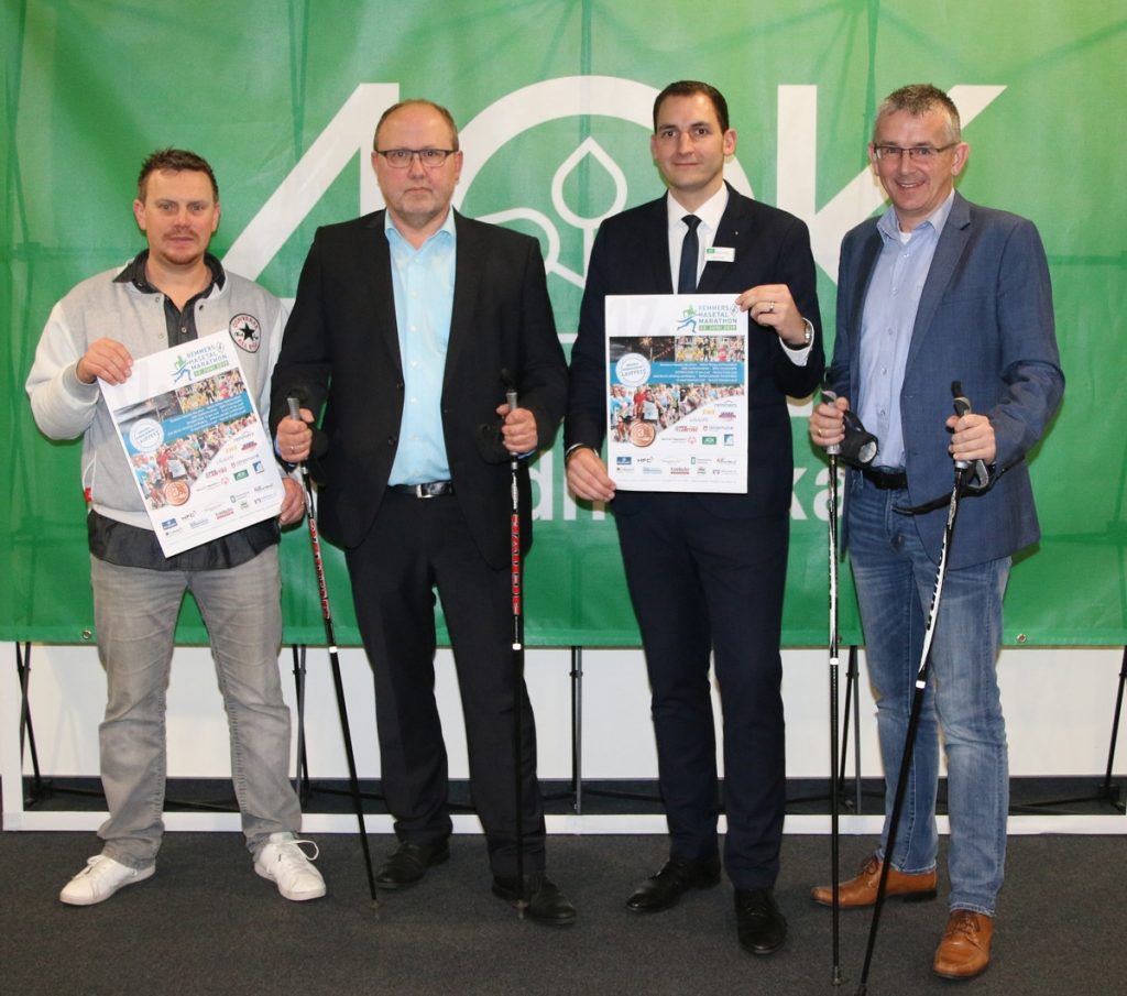 zum Bild: Freuen sich auf den neuen AOK-Nordic Walking und Walking-Wettbewerb am 22.06.2019 (von links): Jens Lüken (Orga-Team Marathon), Bernhard Sandmann (Regionaldirektor der AOK), Axel Kropp (AOK-Öffentlichkeitsarbeit) und Stefan Beumker (Orga-Team Marathon). Foto: VfL Löningen.
