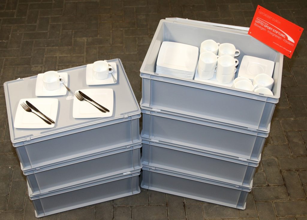 zum Bild: Das neue Frühstücks-Geschirr des Remmers-Hasetal-Marathons beim VfL Löningen.