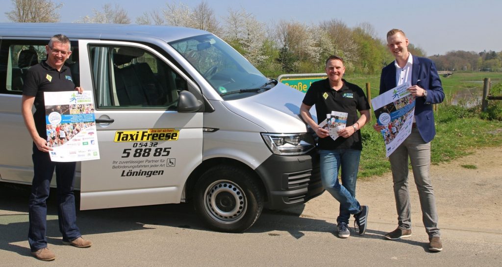 zum Bild: Freuen sich auf den neuen Marathon-Rufbus, von links: Stefan Beumker und Jens Lüken (aus dem Marathon Orga-Team) sowie Taxi Freese-Firmeninhaber Steffen Freese. Foto: Remmers-Hasetal-Marathon des VfL Löningen.