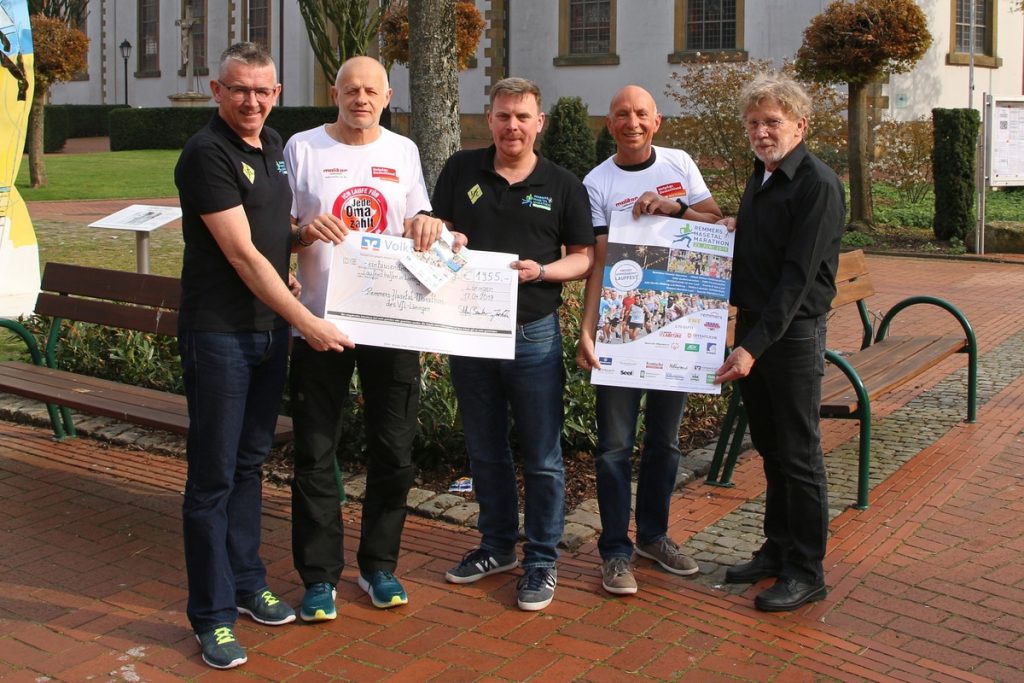 zum Bild: Freuen sich über den Marathon-Charity-Erlös in Höhe von 1.955 Euro bei der letzten Veranstaltung 2018. Von links: Stefan Beumker (Orga-Team Marathon), Günter Liegmann (HelpAge Deutschland), Jens Lüken (Orga-Team Marathon), Mathias Hornung (HelpAge Deutschland) und Clemens Olberding (Förderverein Krankenhaus Löningen). Foto: Remmers-Hasetal-Marathon/VfL Löningen.