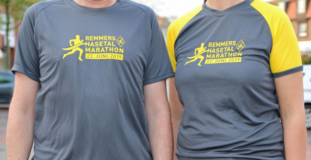zum Bild: In diesem Jahr erstrahlen die Finisher- und Helfer-Shirts des Remmers-Hasetal-Marathons des VfL Löningen in den Vereinsfarben des VfL Löningen. Helfer-Shirt links, Finisher-Shirt rechts. Foto: Remmers-Hasetal-Marathon des VfL Löningen.