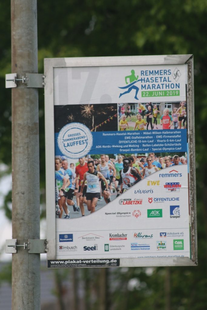 zum Bild: An vielen Laternenmasten sind sie jetzt zu sehen: Die neuen Plakate für den diesejährigen Remmers-Hasetal-Marathon des VfL Löningen.