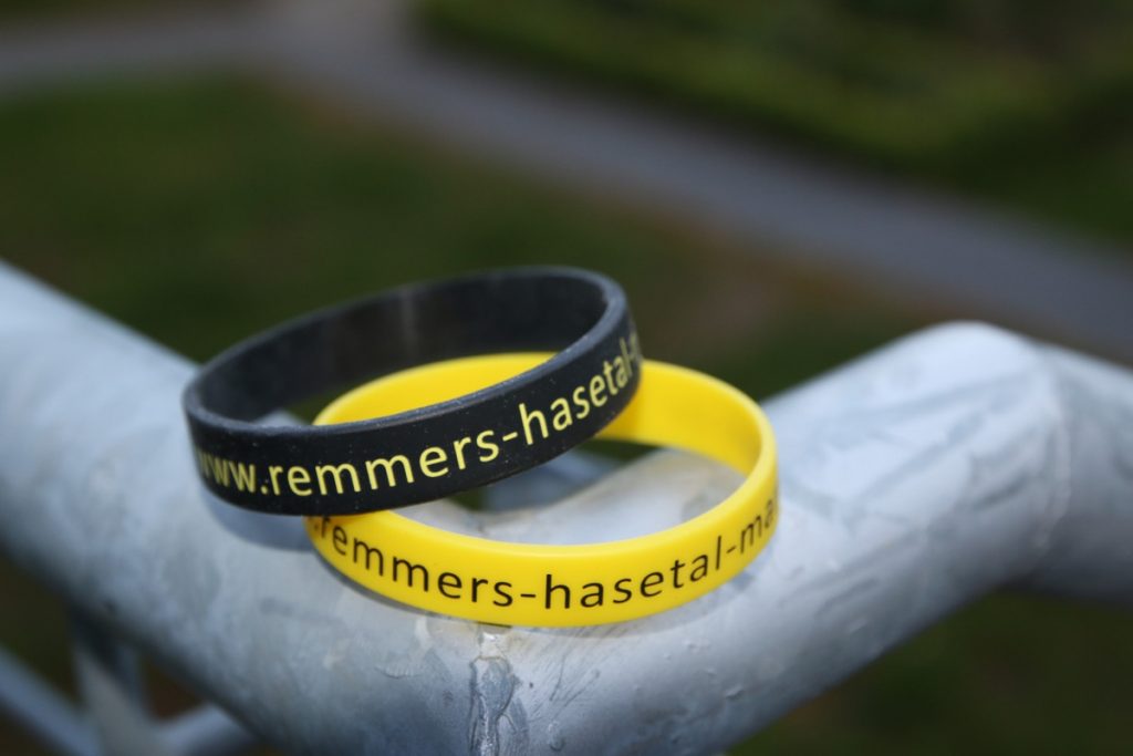 zum Bild: Beim diesjährigen Löninger ´Sommerabend-Lauffest´ erhält jeder Teilnehmer zusätzlich zu den sonstigen Leistungen ein Silikon-Armband als Erinnerungsgeschenk. Foto: Stefan Beumker.