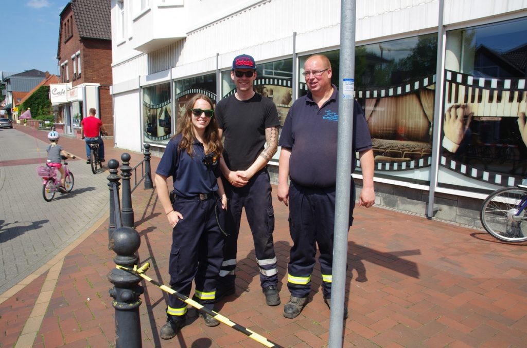 zum Bild: Nur selten werden die Kameradinnen und Kameraden der Freiwilligen Feuerwehr auch mal fotografiert. Dennoch sind sie immer da und helfen dort, wo es nötig ist. Foto: Paul Mastall.