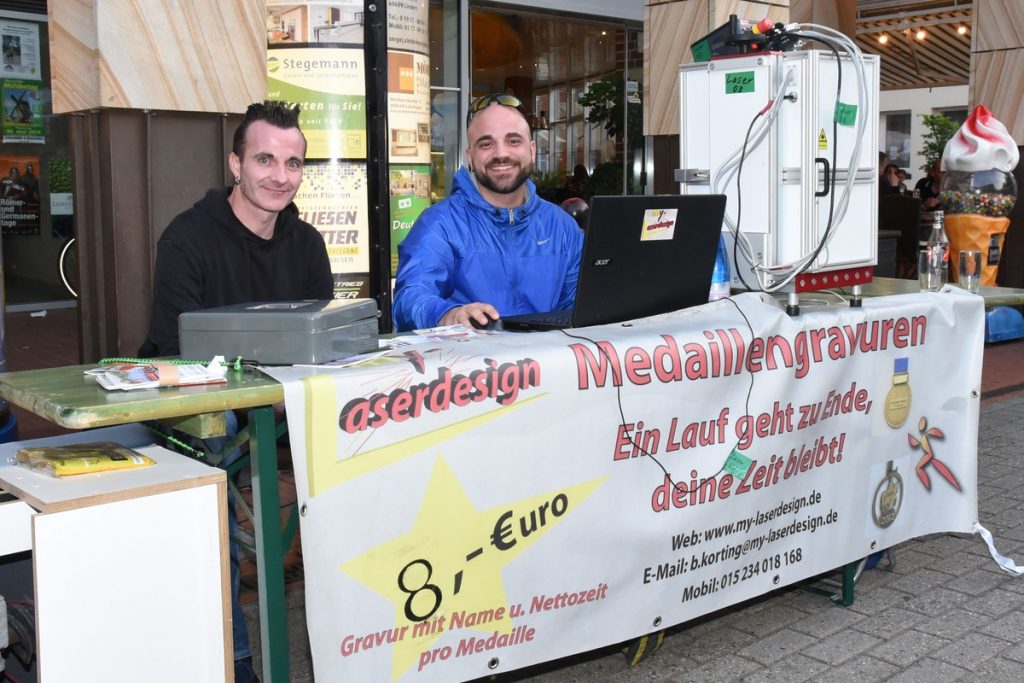 zum Bild: my-Laserdesign graviert auch beim Remmers-Hasetal-Marathon 2020 die Finisher-Medaillen. Foto: Matthias Garwels.