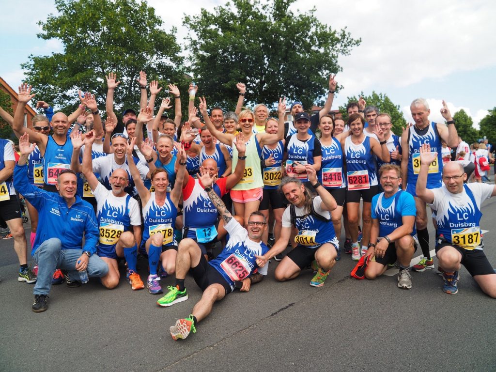 zum Bild: Auch viele Laufclubs und Lauftreffs, wie hier der Laufclub Duisburg, nutzen jährlich die Chance, über die verschiedenen Distanzen am Remmers-Hasetal-Marathon des VfL Löningen teilzunehmen. Viele freuen sich auch auf die "Marathon-Night"-Party mit einer Top-40-Liveband, die unmittelbar nach den Wettbewerben Open-Air im Zielbereich stattfindet. Foto: Catfun Foto.