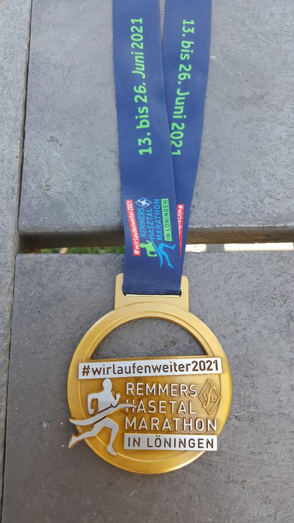 zum Bild:Die Teilnehmer-Medaille beim #wirlaufenweiter2021 - Remmers-Hasetal-Marathon des VfL Löningen.