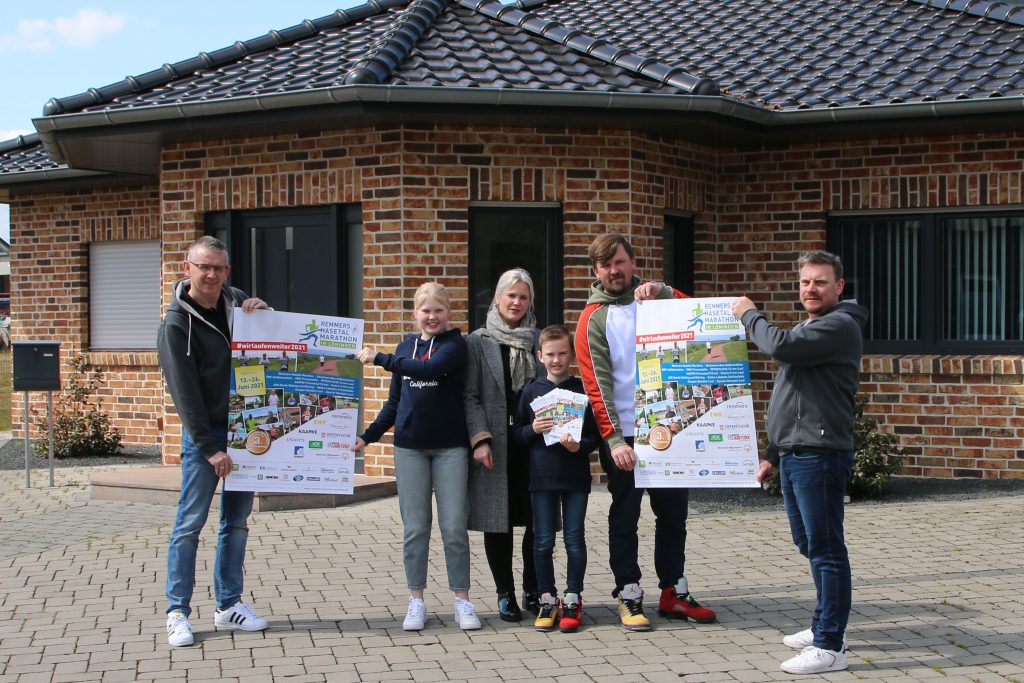 zum Bild:Beckmann-Bau-Firmenchef Jan Beckmann (2. von rechts) freut sich gemeinsam mit seiner Ehefrau Sandra und den beiden Kindern Pia und Noa sowie Stefan Beumker (links im Bild) und Jens Lüken vom Marathon-Organisationsteam des VfL Löningen auf die neue Partnerschaft beim ´Beckmann-Bau-Halbmarathon´. Foto: Remmers-Hasetal-Marathon des VfL Löningen.