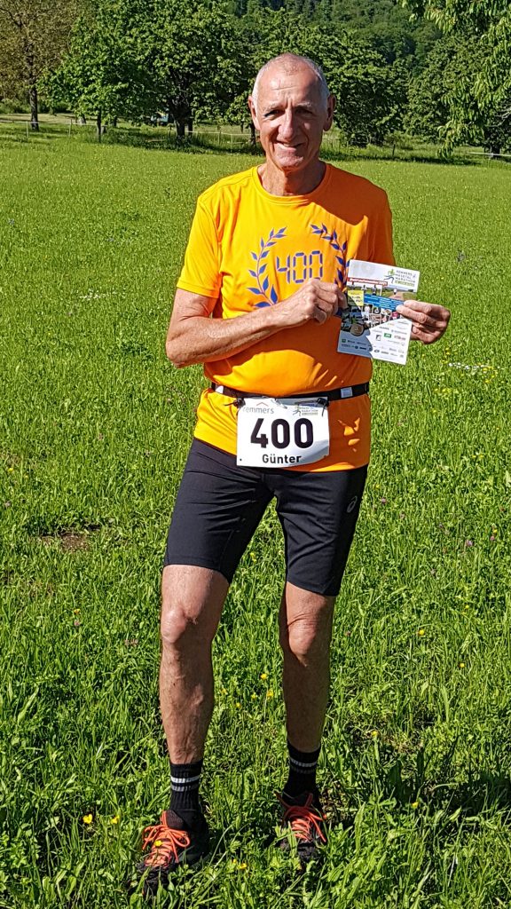 zum Bild:Günter Scheeff läuft beim virtuellen Remmers-Hasetal-Marathon des VfL Löningen seinen 400. Marathon. Das Trikot-Geschenk von seinem Lauftreff und die Startnummer 400 hat er schon einmal Probe getragen. Foto: Günter Scheeff.