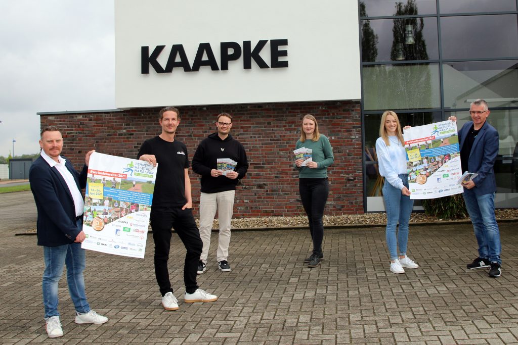 zum Bild:Laden gemeinsam zum neuen KAAPKE-Firmenlauf (10 km) ein, von links nach rechts: Jens Lüken (Marathon-Team), Benedikt Kläne, Firmenchef Timo Kaapke, Eva Plaggenborg, Sandra Lampe (alle KAAPKE-Kreativteam) und Stefan Beumker (Marathon-Team). Foto: Remmers-Hasetal-Marathon des VfL Löningen.