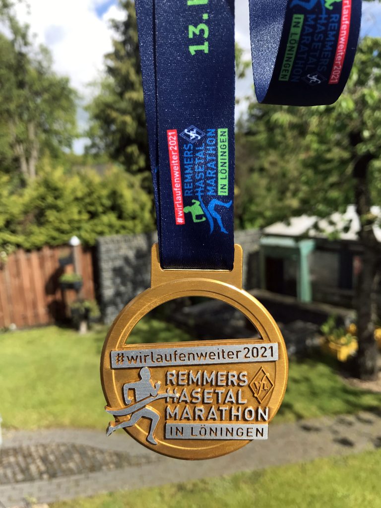 zum Bild:Die Teilnehmer-Medaille beim #wirlaufenweiter2021 - Remmers-Hasetal-Marathon des VfL Löningen. 
