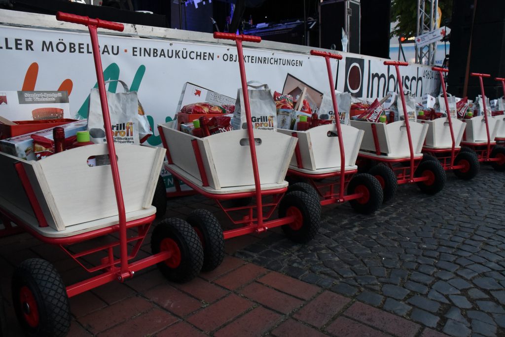 zum Bild:Zwei prall gefüllte Bollerwagen gibt es beim KAAPKE-Firmenlauf (10 km) zu gewinnen. Foto: Matthias Garwels.