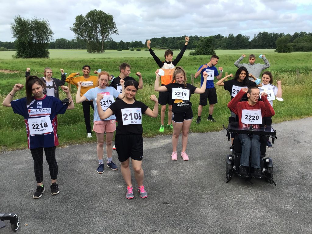 zum Bild:Haben alles gegeben: Alle Teilnehmenden haben es ins Ziel geschafft und bekommen zur Belohnung eine Medaille. Foto: Schmücker.