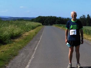 zum Bild:Der 81-jährige Manfred Kloweit-Herrmann ist dank seiner Smartphone-App den Hasetal-Halbmarathon im Grönegau gelaufen. Foto: Kloweit-Herrmann.