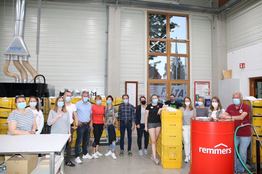 zum Bild:Mit vielen fleißigen Helfern haben wir heute die Unterlagen zum #wirlaufenweiter2021 - Remmers-Hasetal-Marathon des VfL Löningen verpackt. Foto: Stefan Beumker.