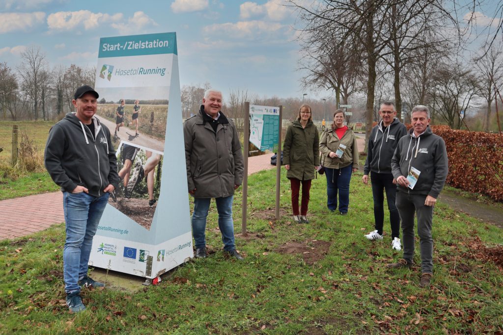 zum Bild: Innovatives Projekt: Löningens Bürgermeister Burkhard Sibbel (2. von links), Martina Cordes (Amt für regionale Landesentwicklung Meppen, 3. von links), Annette Morthorst (Regionalmanagement Leader-Aktionsgruppe Hasetal, 3. von rechts) sowie Jens Lüken, Stefan Beumker und Armin Beyer (von links) von der Organisationsleitung des Löninger Marathons freuen sich auf das neue sportliche Angebot in Löningen und stellen eine der vier Start- und Zielstationen vor. Foto: Markus Brundiers.