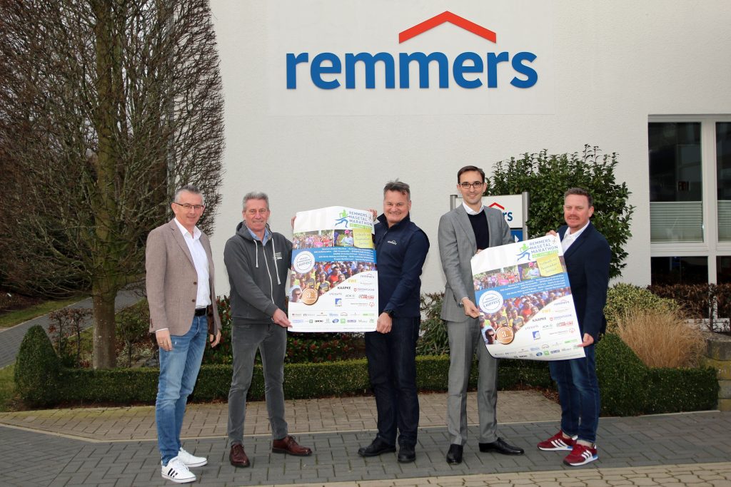 zum Bild:Das Löninger Unternehmen Remmers steht dem Löninger ´Sommerabend-Lauffest´ erneut als verlässlicher Partner und Namensgeber zur Seite. Von links: Stefan Beumker, Armin Beyer (beide vom Organisationsteam Remmers-Hasetal-Marathon des VfL Löningen), Alexander Böhler (Vorstand Remmers Gruppe AG), Dr. Johannes Voll (Director Marketing Remmers Gruppe AG) sowie Jens Lüken (Organisationsteam). Foto: Remmers-Hasetal-Marathon.