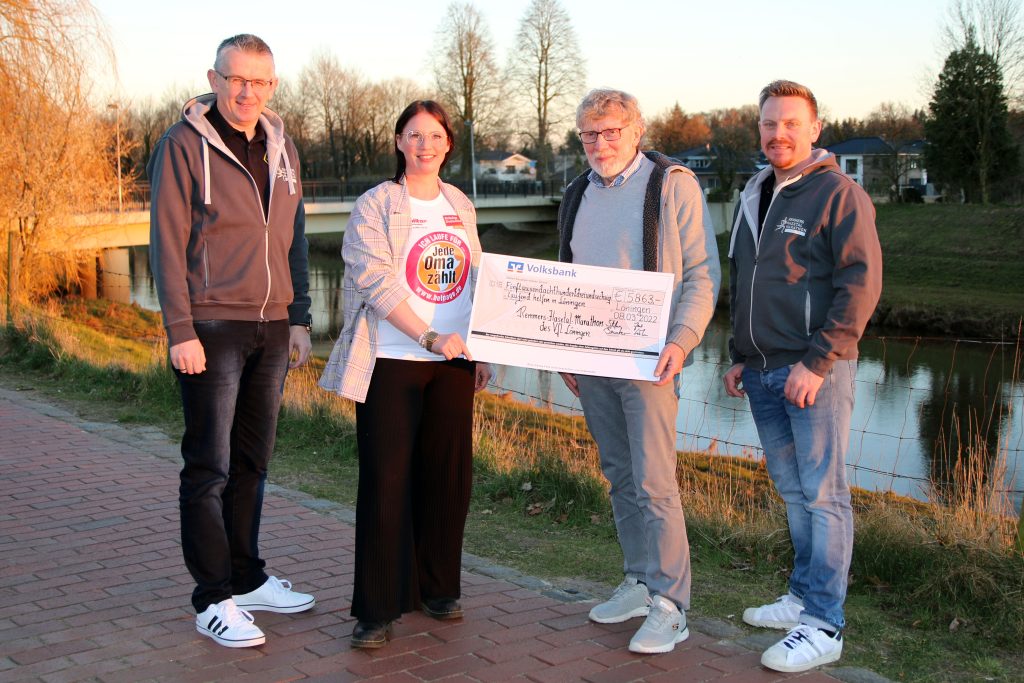 zum Bild:Freuen sich über den Marathon-Charity-Erlös in Höhe von 5.863 Euro bei der letzten virtuellen Veranstaltung 2021. Von links: Stefan Beumker (Orga-Team Marathon), Katharina Klute (HelpAge Deutschland), Clemens Olberding (Förderverein Krankenhaus Löningen) sowie Jens Lüken (Orga-Team Marathon), Foto: Remmers-Hasetal-Marathon des VfL Löningen.
