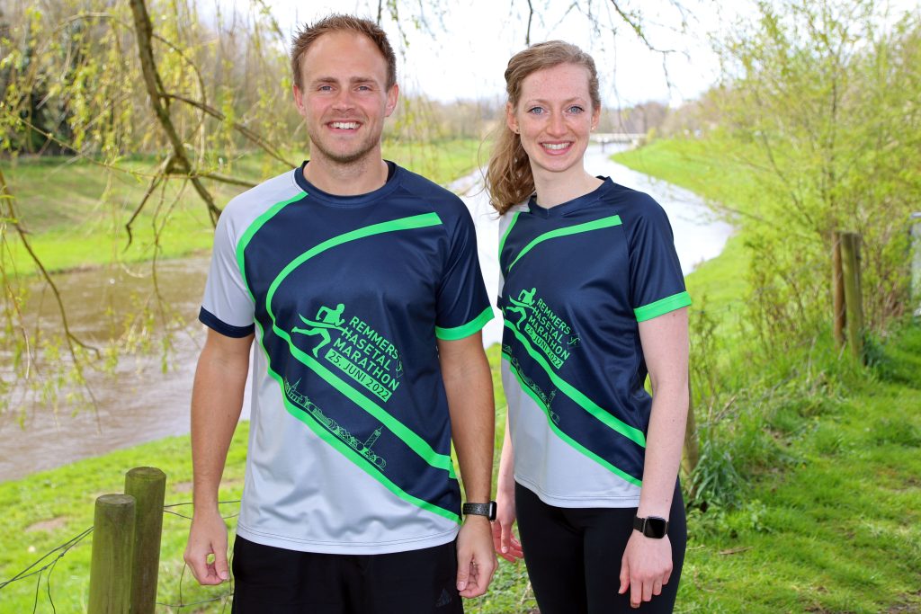 zum Bild:Das Funktions-T-Shirt 2022 der Jubiläumsauflage des Remmers-Hasetal-Marathons des VfL Löningen. Foto: Remmers-Hasetal-Marathon (Stefan Beumker).