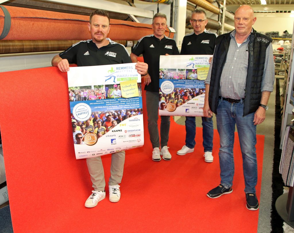 zum Bild:Freuen sich auf einen neuen roten Teppich für den Zieleinlauf beim Remmers-Hasetal-Marathon (von links): Jens Lüken, Armin Beyer und Stefan Beumker vom Marathon-Organisationsteam sowie Rainer Bert vom Löninger Unternehmen Mäx. Foto: Remmers-Hasetal-Marathon.