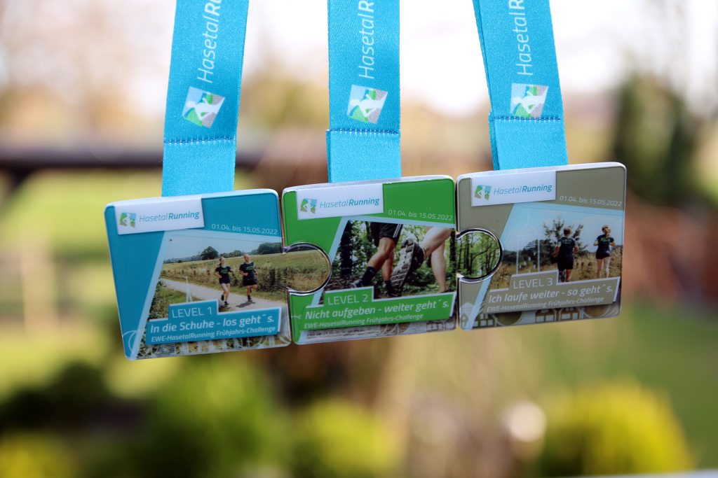 zum Bild:Diese hochwertige Medaille, mit einer Epoxidharz-Veredelung, erhalten die Teilnehmer bei der EWE-HasetalRunning Frühjahrs-Challenge in Löningen. Foto: Remmers-Hasetal-Marathon.