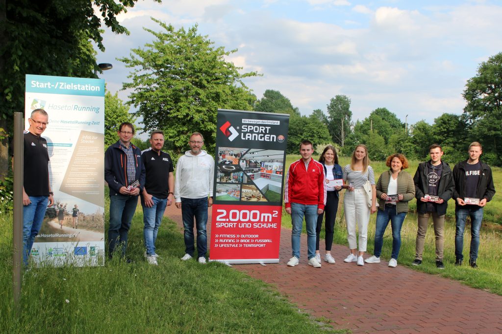 zum Bild:Strahlende Gesichter bei der Übergabe der gewonnenen Sport-Einkaufsgutscheine von Sport Langen aus Haselünne, die von Frank und Philipp Langen (4. und 5. von links) sowie Jens Lüken (3. von links) sowie Stefan Beumker (links) vom Löninger Marathon-Organisationsteam überreicht wurden. Foto: Claudia Beumker-Rüdel.