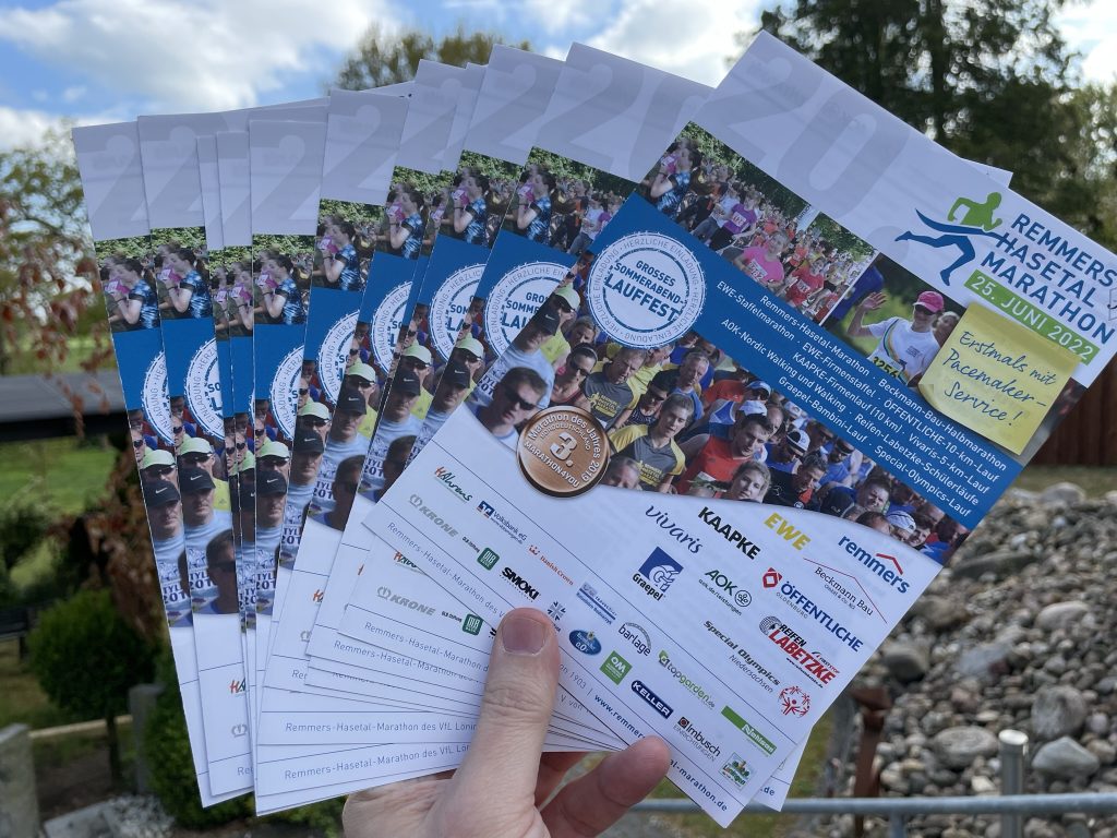 zum Bild:Die neuen Infoflyer für den Remmers-Hasetal-Marathon 2022 sind gedruckt.
