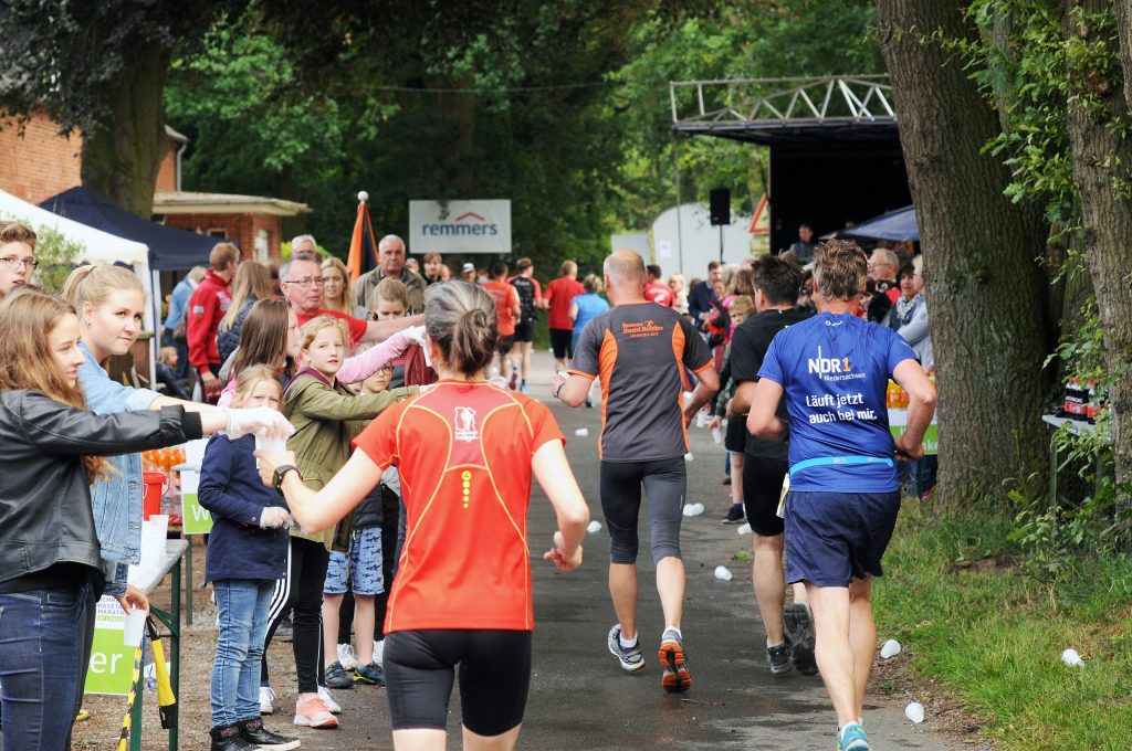 zum Bild:Am Samstag, dem 25.06.2022, findet in Löningen bereits die 20. Auflage des Remmers-Hasetal-Marathons des VfL Löningen statt. Die Veranstalter hoffen, dass sich die ´Corona-Bremse´ bei einigen Aktiven noch löst und die Zahl von 3.000 Anmeldungen erreicht werden kann. Online-Anmeldungen sind noch bis einschließlich Sonntag, den 12.06.2022, möglich. Beste Stimmung entlang der Strecke ist auf jeden Fall vorhanden. Foto: Archiv Heinz Benken.