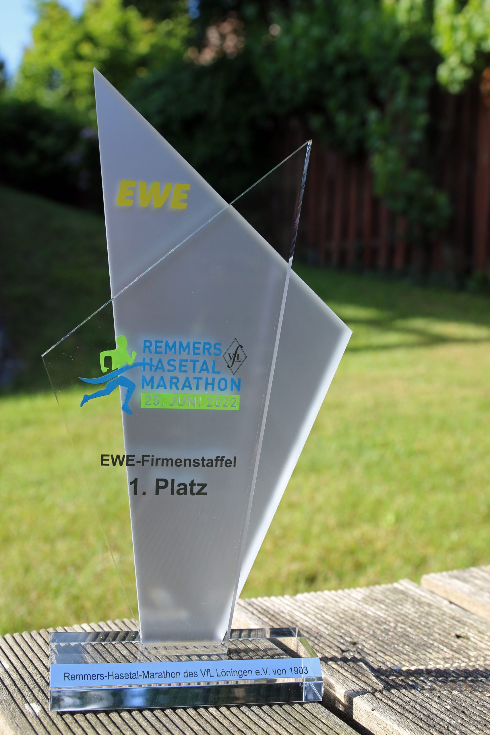 zum Bild:Der Siegerpokal 2022 beim EWE-Firmenstaffel-Wettbewerb beim Remmers-Hasetal-Marathon des VfL Löningen. Foto: Stefan Beumker.